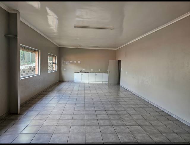 3,234M² WAREHOUSE FOR SALE IN COSMO BUSINESS PARK
